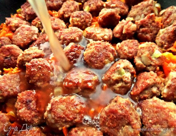 Вливаем пару стаканов кипятка.