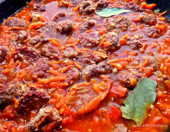 И тушим под крышкой с лавровым листом минут 20.