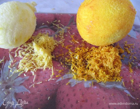 Натереть на терке цедру апельсина и лимона.