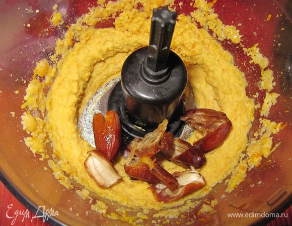 В чашу блендера положить нут, измельчить, добавить натертую цедру апельсина, мед, сахар. Взбить.Затем добавить финики, измельчить