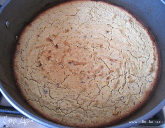 Готовую массу выложить в форму, застеленную пергаментом, форма 20 см разъемная, хорошенько ее утрамбовать, разравнивая.
Выпекать в духовке при 180 гр пока не затвердеет, но основа не должна потемнеть. Остудить.