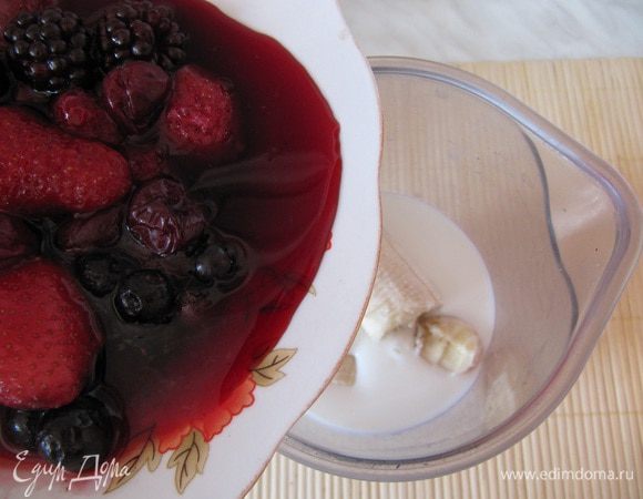 Для суфле. Соединить в чаше йогурт (комнатной температуры), банан, ягоды размороженные, мед. Взбить блендером.