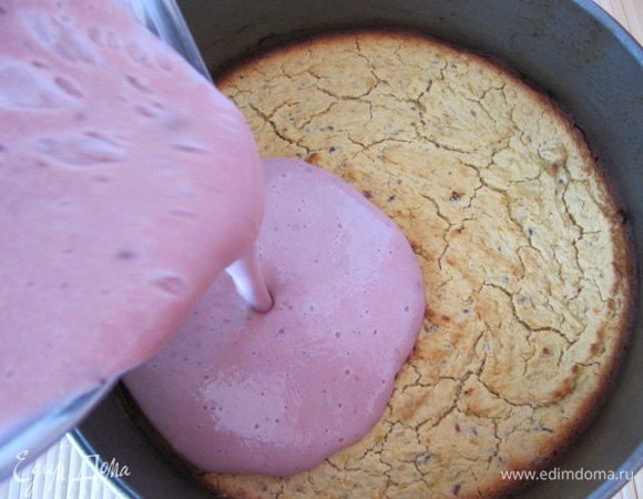 И тут же взбитое суфле выливаем на остывшую основу, все нужно сделать быстренько, агар быстро застывает.