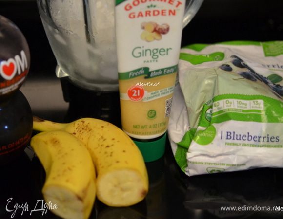 Приготовить все для смузи. Лед колотый мелко дробленный, сок гранатовый натуральный, голубика замороженная или свежая. половинка большого спелого банана, имбирь протертый.