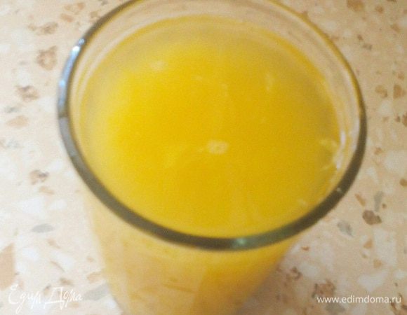 Выжимаем апельсиновый сок: подогрели 2 апельсина в микро, прокатали по столу, надавливая, и выжали с помощью вилки.  Можете вообще через соковыжималку, если у вас есть, или купить сок в пачке.