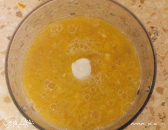 В блендере пюрирюем банан, добавляем апельсиновый сок, сахар (по вкусу больше/меньше).