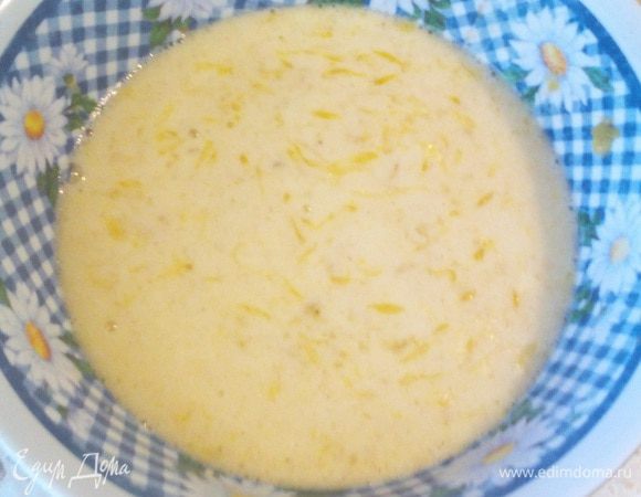 Переливаем в миску и кладём соду. На фото видно, как она гасится соком.