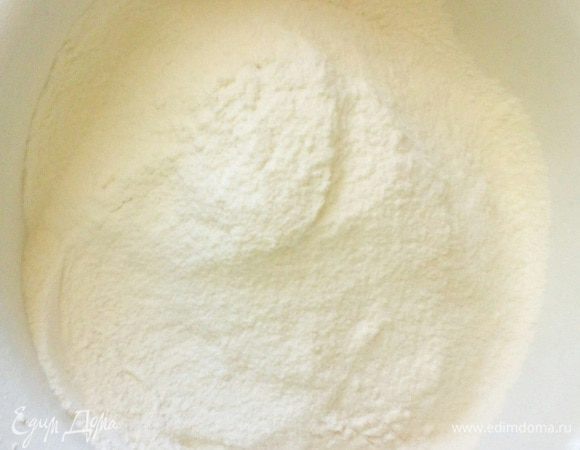 Просеиваем 300 г муки. Можете попробовать ещё меньше муки класть, возможно получатся нежные маффины! 
(С первоначальным количеством муки, которое я использовала, 400 г — кексы были мягкие, но довольно плотные.)