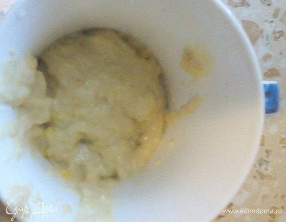 Добавляем в основу муку. Перемешиваем (можно блендером или миксером) Тесто получается густоватое. 
Выкладываем тесто на 1/3 или 2/3 в высокую кружку и ставим в микроволновку (у меня мощность 700 Вт-максимум). Ориентируйтесь по своей микроволновке.