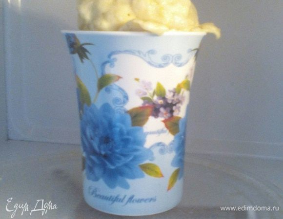 Я ставлю на максимум, пока кекс поднимется (на фото),
затем, когда кекс схватился, на средней мощности до готовности
 На 1 кекс минут 5
Возможно у вас получится совсем по-другому: с другой мощностью, временем... пишите, чтобы людям было удобнее ориентироваться.