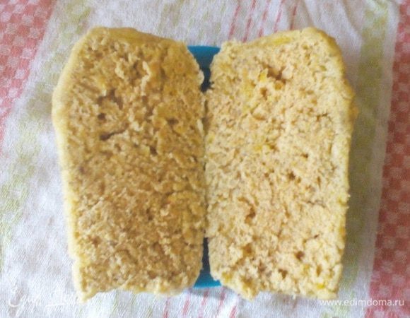 Кекс получается диетический, я думаю можно разнообразить его, разрезав и смазав мёдом или вареньем (на мой взгляд так вкуснее). 

Так же можно добавлять в тесто сухофрукты, цукаты, изюм, ягоды, мак, ароматную цедру... да что вашей душе угодно! Будет только вкуснее, а если кексики в пост готовите, то можно добавить орешки - источник белка!
Чтобы кексы были ещё полезнее, можно импровизировать с заменой части муки талканом, ржаной, тыквенной, овсяной, гречневой, рисовой, кунжутной мукой, отрубями и т.д.

Если не любите бледную выпечку, можно добавить ложку какао и немного куркумы...