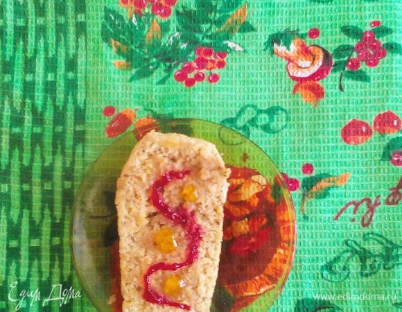 Я одну половинку смазала мёдом, украсила клубничным гелем-декором (сахарно-крахмальным).