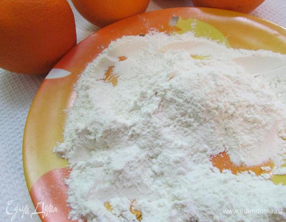 Муку и разрыхлитель просеять.