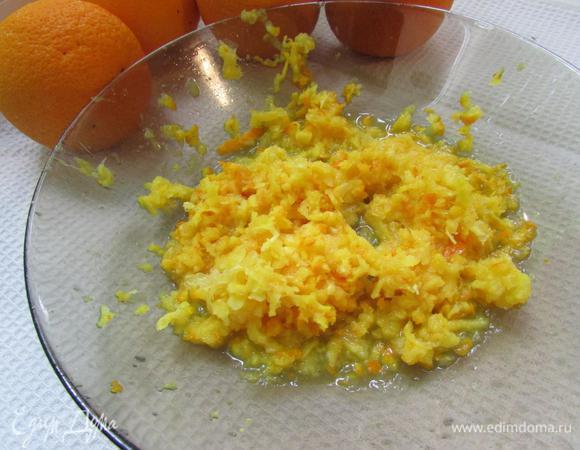 Апельсин хорошо вымыть в горячей воде, обсушить. И натереть на крупной терке вместе с кожурой.