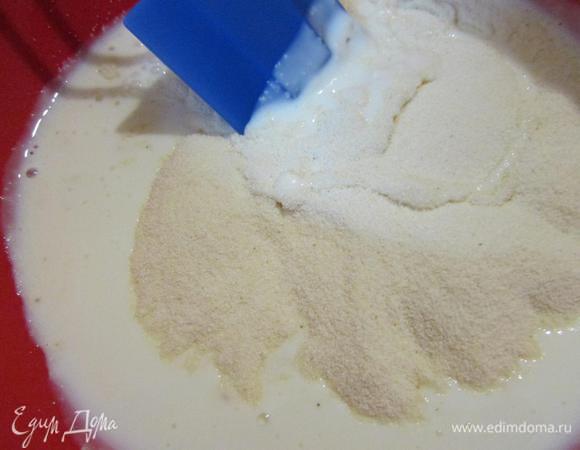 В миске смешайте манку и кефир, хорошо размешайте, чтобы не было комочков. Оставьте на 30 минут.