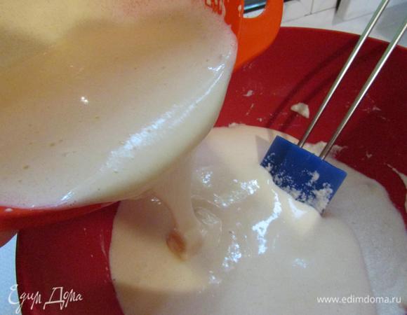 Яичную смесь перемешайте с манной массой.