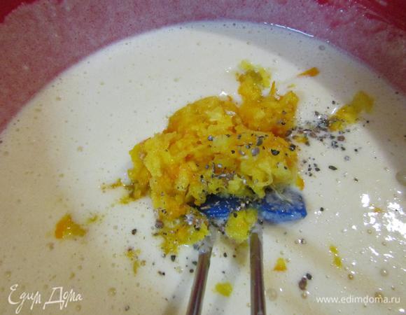 Добавить тертый апельсин и щепотку кардамона (у меня не было молотого, подавила зернышки из 4 коробочек кардамона). Перемешать.