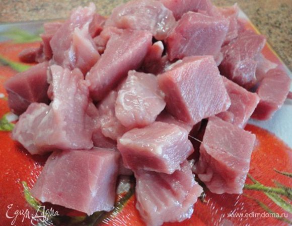 Мякоть свинины (или говядины промыть), обсушить и нарезать кусочками примерно 3х3 см.