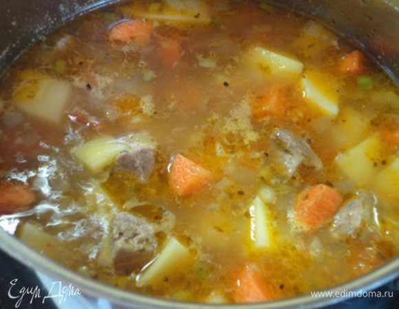 Картофель и морковь, почистить и нарезать крупными кубиками. Добавить овощи в суп, посолить, добавить орегано, перец и варить все еще до готовности овощей около 20 минут.