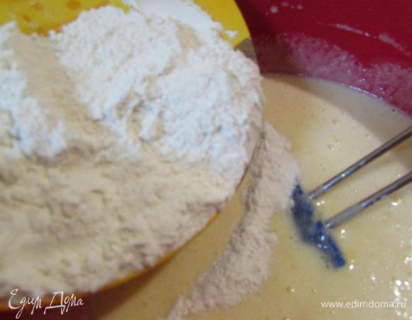 Затем добавить муку с разрыхлителем.