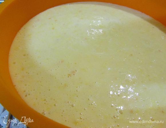 Размешать муку и вылить тесто в силиконовую форму. Отправить в разогретую духовку (160 градусов), выпекать 35-40 минут. Готовность проверить деревянной шпажкой.