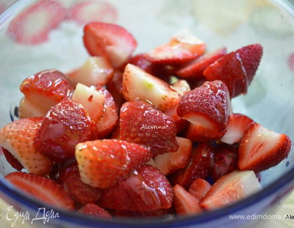 Клубнику свежую очистить от плодоножки и разрезать на 4 части крупную и на 2 - небольшую. Залить медом и поставить в сторону.
