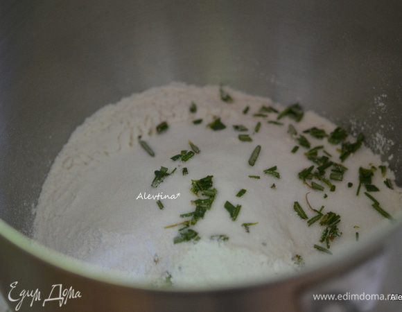 Разогреть духовку до 200 гр. В кухонном процессоре смешать муку, соль, разрыхлитель, сахар, розмарин свежий, порезанный.
