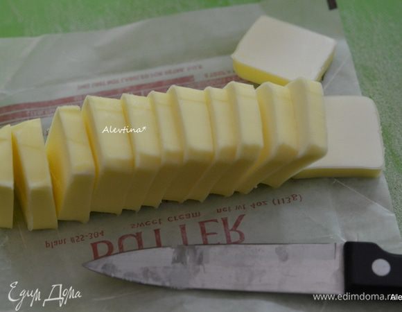 Добавить порезанное на кусочки холодное сливочное масло.