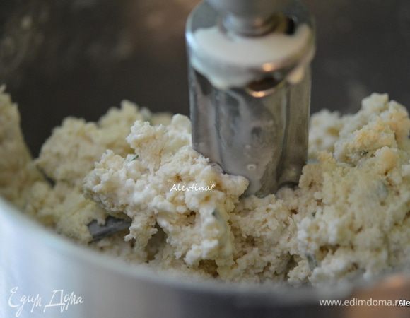 Смешать масло с мукой и прокрутить несколько раз, насадка весло. Добавить жирные сливки. Перемешать.