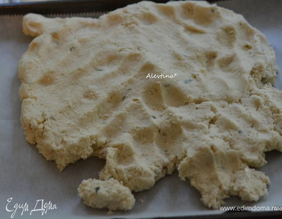 Выложить тесто, помять.