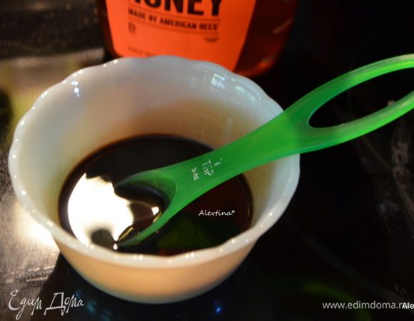 По рецепту идет готовая бальзамическая глазурь. Мы ее приготовим в домашних условиях. В небольшую кастрюлю вылить бальзамический уксус, добавить мед. Поставить на небольшой средний огонь, помешивать 15 мин. Жидкость слегка загустеет. Снять с огня, остудить, для быстроты можно перелить в другую емкость.