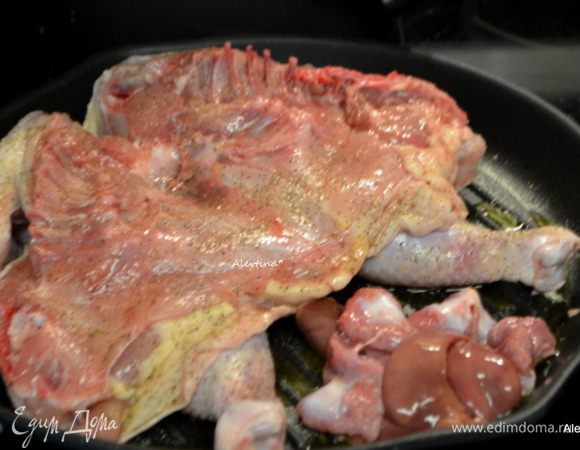 На чугунной сковороде разогреть оливковое масло, положить курицу шкуркой вниз. Поставить на нее груз используя фольгу, например. И жарить в течение 15 мин.