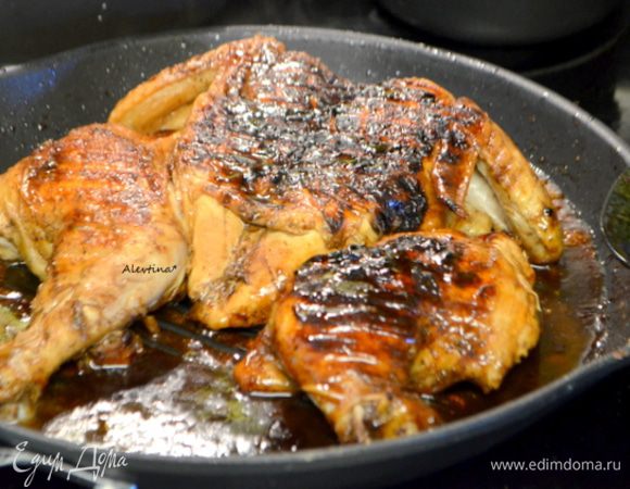 Следующие 15 мин. Смазываем кисточкой бальзамической глазурью, возвращаем груз и на 15 мин. Также поступаем со второй стороной, смазываем глазурью и еще 15 мин.