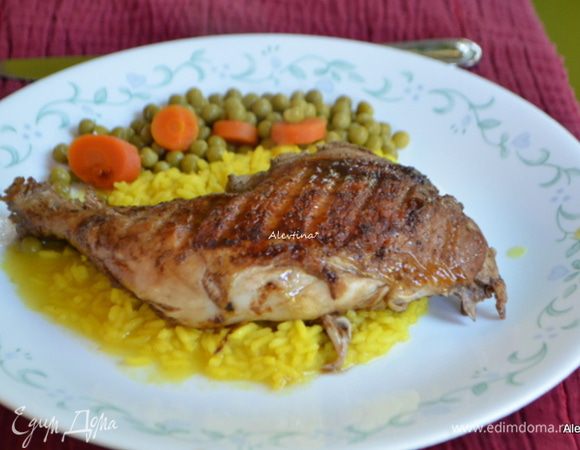 Готовую курицу разрезаем на части и подаем с готовым гарниром или разрезанную на части берем на пикник. Приятного аппетита.