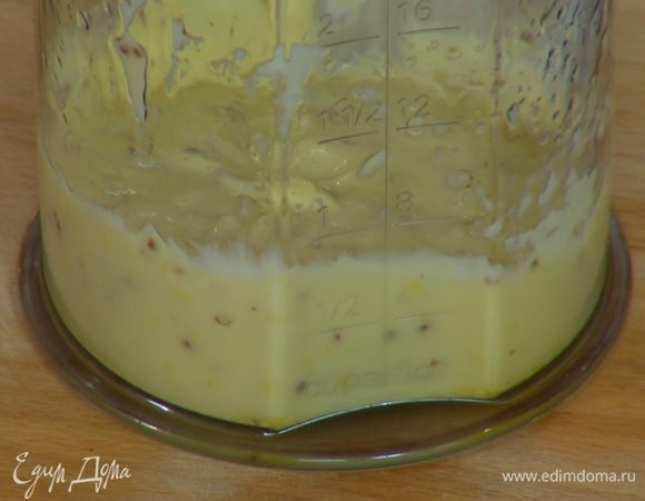 Приготовить майонез: в чаше блендера соединить горчицу и желток, влить уксус, посолить и, непрерывно взбивая блендером с насадкой-венчиком, медленной струйкой вливать оливковое масло, пока масса не загустеет.