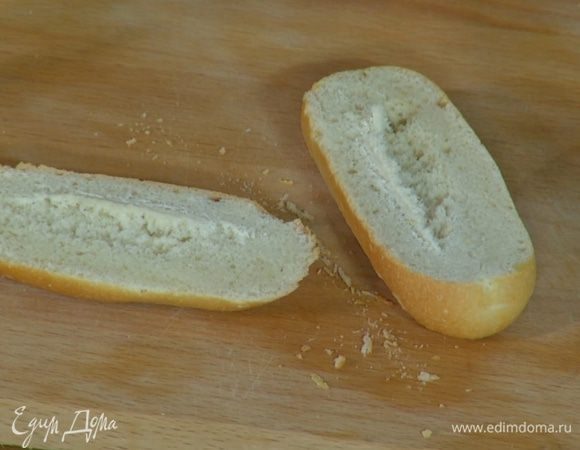 Булочки разрезать пополам.