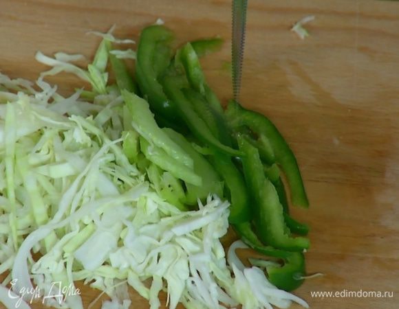 Сладкий перец, удалив семена и перепонки, нарезать тонкой соломкой.