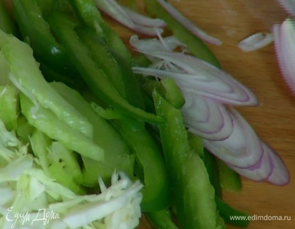 Шалот почистить и нарезать тонкой соломкой.