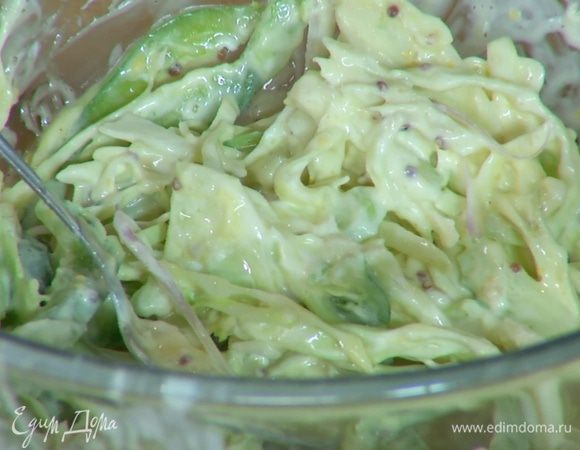 Выложить подготовленные овощи в глубокую посуду, заправить сметаной и 1 ст. ложкой майонеза, добавить сахар, влить уксус и соус табаско, все перемешать и дать салату постоять.