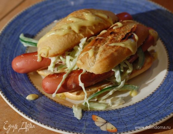 Готовые хот-доги слегка смазать оставшимся майонезом.