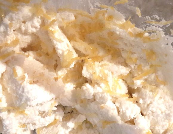 Морковь поставить варить на 20 минут. Порезать мягкий чернослив на мелкие кусочки. Творог умять ступой с цедрой половины лимона и частью подсластителя. Взбить белки до устойчивой пены, добавить желтки, оставшийся подсластитель, вмешать манку. (С дозой подсластителя будьте осторожны, так как сладкие сама морковь, чернослив и яблоко).