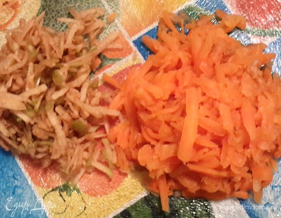 Яблоко потереть на крупной терке, отжать сок, смешать с мускатным орехом. Отваренную морковь потереть на крупной терке. Половину смешать с яблоком, туда же добавить 3 ст.л. яичной смеси (это понадобится для нижнего слоя).