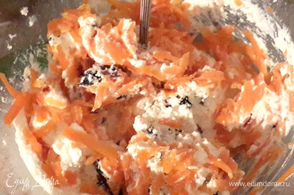 Другую половину моркови и чернослив смешать с творогом, недолго вмешать яичную смесь, чтобы осталась воздушность (это для верхнего слоя).