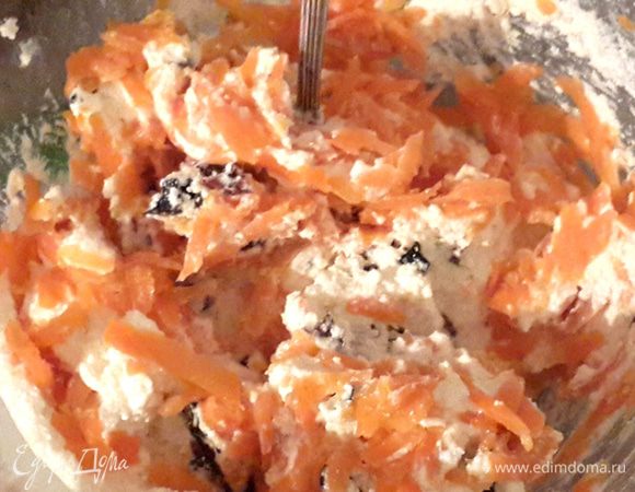 Другую половину моркови и чернослив смешать с творогом, недолго вмешать яичную смесь, чтобы осталась воздушность (это для верхнего слоя).