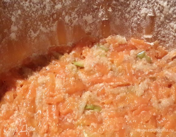 Форму смазать сливочным маслом, присыпать мукой. Утрамбовать нижний слой (морковь с яблоком). Придавливайте, не жалейте сил =)