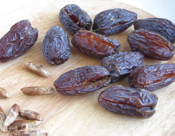 Финики разрезать вдоль и аккуратно удалить косточку.