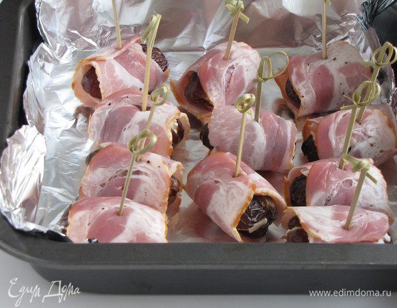 Выложить в форму, застеленную фольгой, и запекать 15 минут при 180С до зарумянивания бекона.