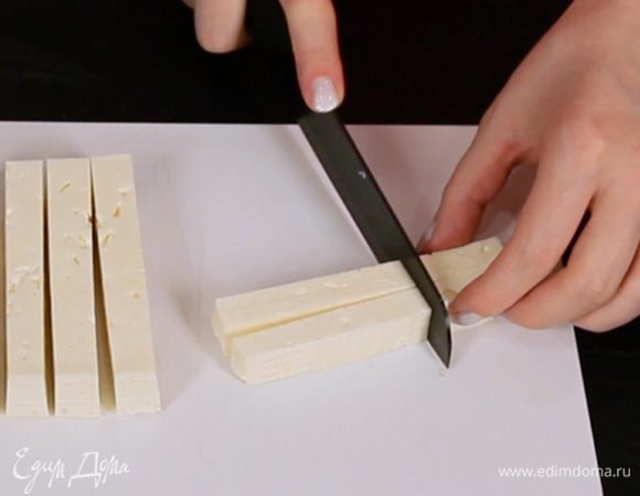 Нарезать брынзу кусочками желаемой формы.