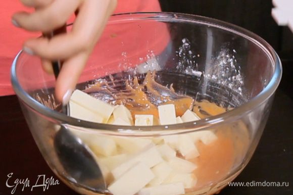 В миске соединить соус чили, кетчуп, соль, сахар, 30 г крахмала, уксус и соевый соус. Добавить сыр и перемешать, чтобы каждый сырный кусочек был покрыт соусом. Оставить мариноваться 20-30 минут.