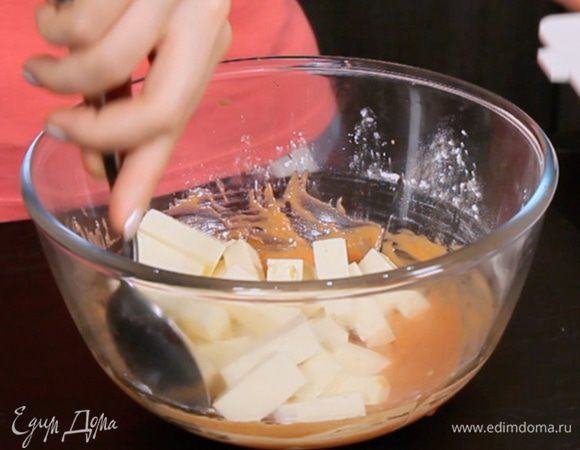 В миске соединить соус чили, кетчуп, соль, сахар, 30 г крахмала, уксус и соевый соус. Добавить сыр и перемешать, чтобы каждый сырный кусочек был покрыт соусом. Оставить мариноваться 20-30 минут.
